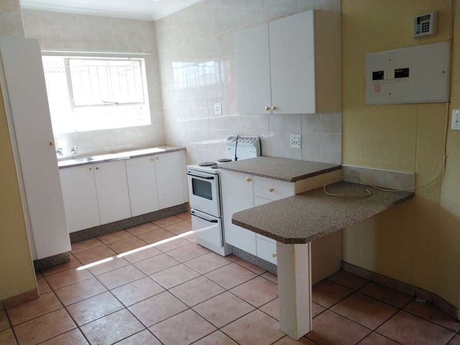 To Let 1 Bedroom Property for Rent in Kannoniers Park North West